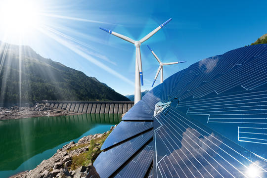 Dam, vindmølle og solcellepaneler